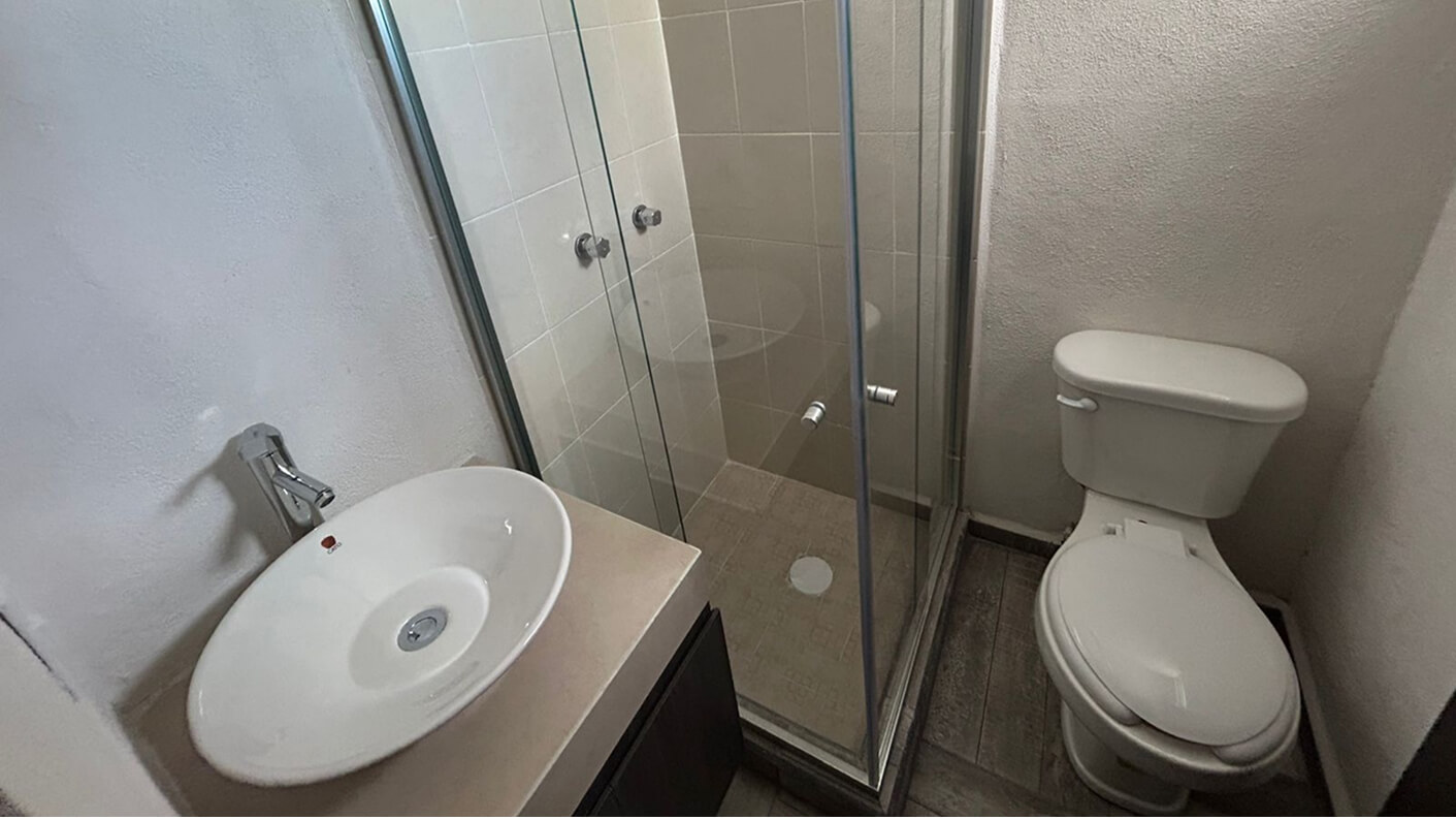 baño con lavabo regadera y toilet de casa de modelo olivo en desarrollo residencial paseos del bosque en el estado de Aguascalientes Mexico