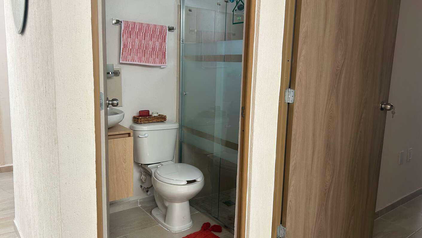 vista de baño desde fuera de la puerta de casa modelo bonart en desarrollo residencial paseos de los viñedos en el estado de Aguascalientes Mexico del desarrollo inmobiliario frindsa