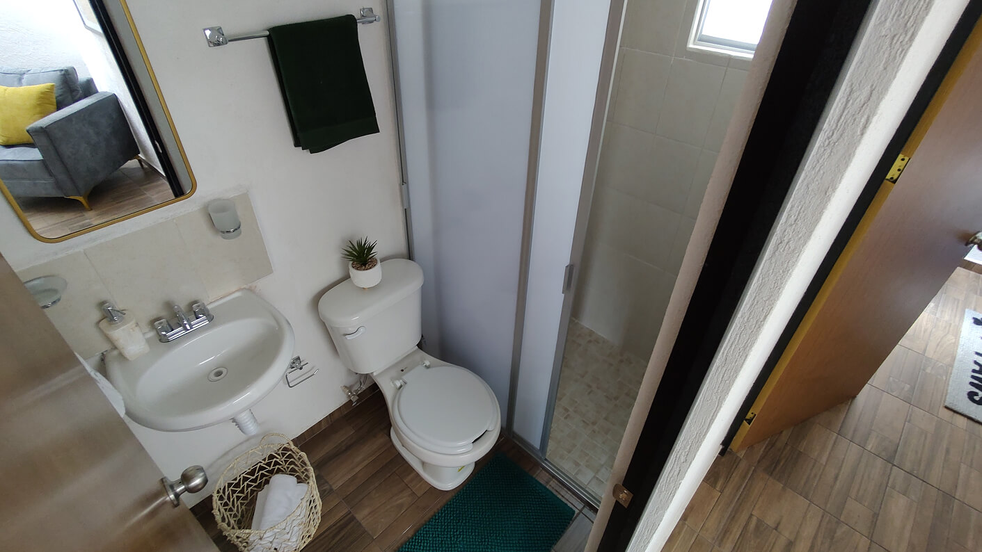 baño con regadera y lavabo de casa de modelo cipres en desarrollo residencial paseos del bosque en el estado de Aguascalientes Mexico