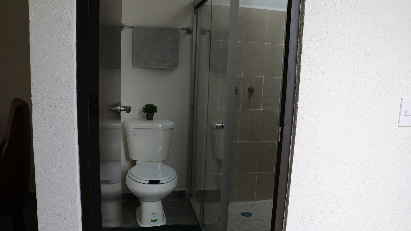 baño de casa modelo sauce en desarrollo paseos del bosque en el estado de Aguascalientes Mexico del desarrollador inmobiliario frindsa