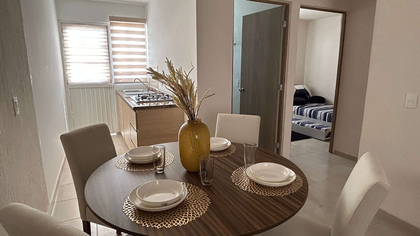 vista alta de comedor con platos con fondo la cocina y dos habitaciones de casa modelo napa en desarrollo residencial paseos de los viñedos en el estado de Aguascalientes Mexico del desarrollo inmobiliario frindsa