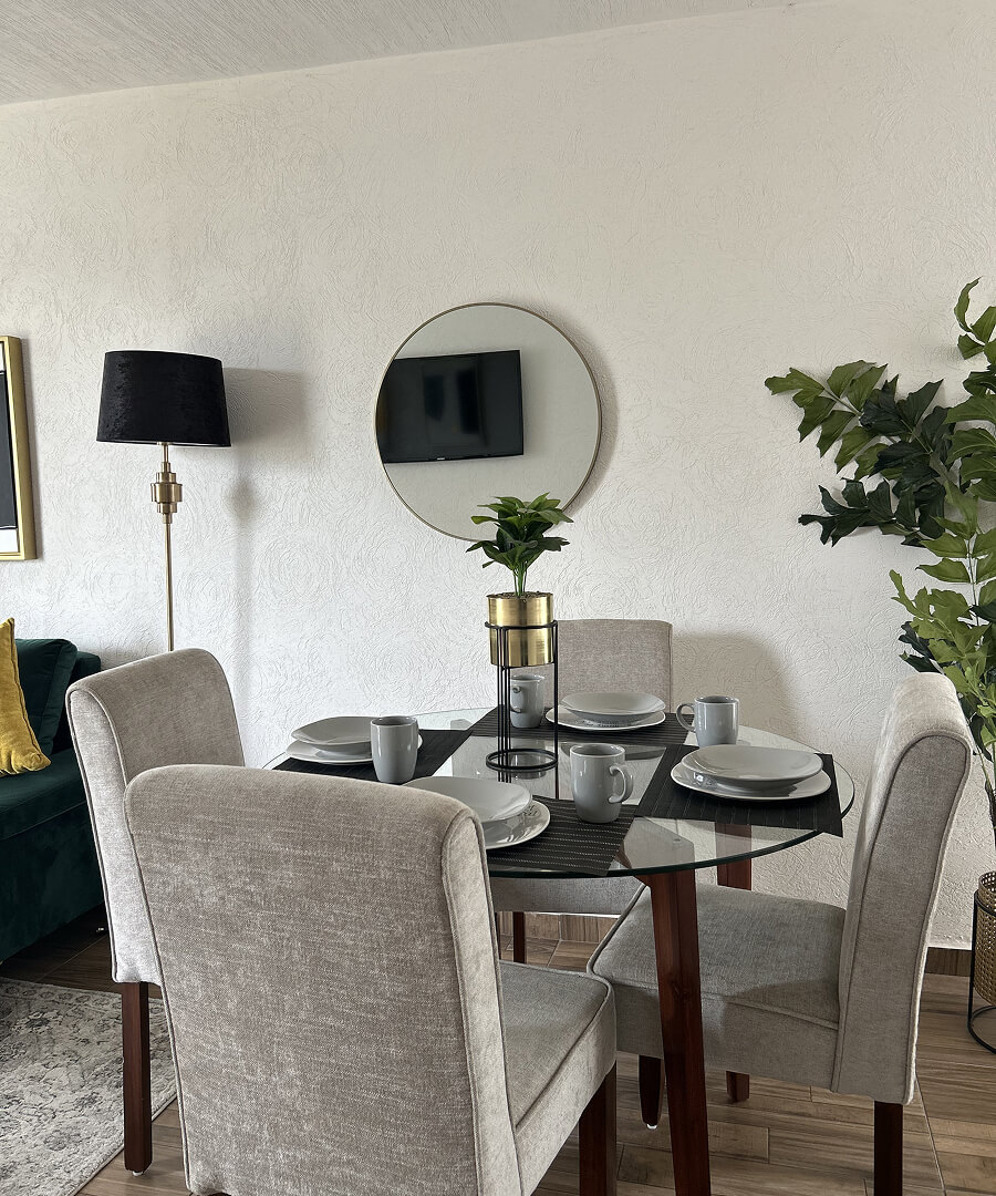 vista vertical de comedor con platos de casa de modelo cipres en desarrollo residencial paseos del bosque en el estado de Aguascalientes Mexico