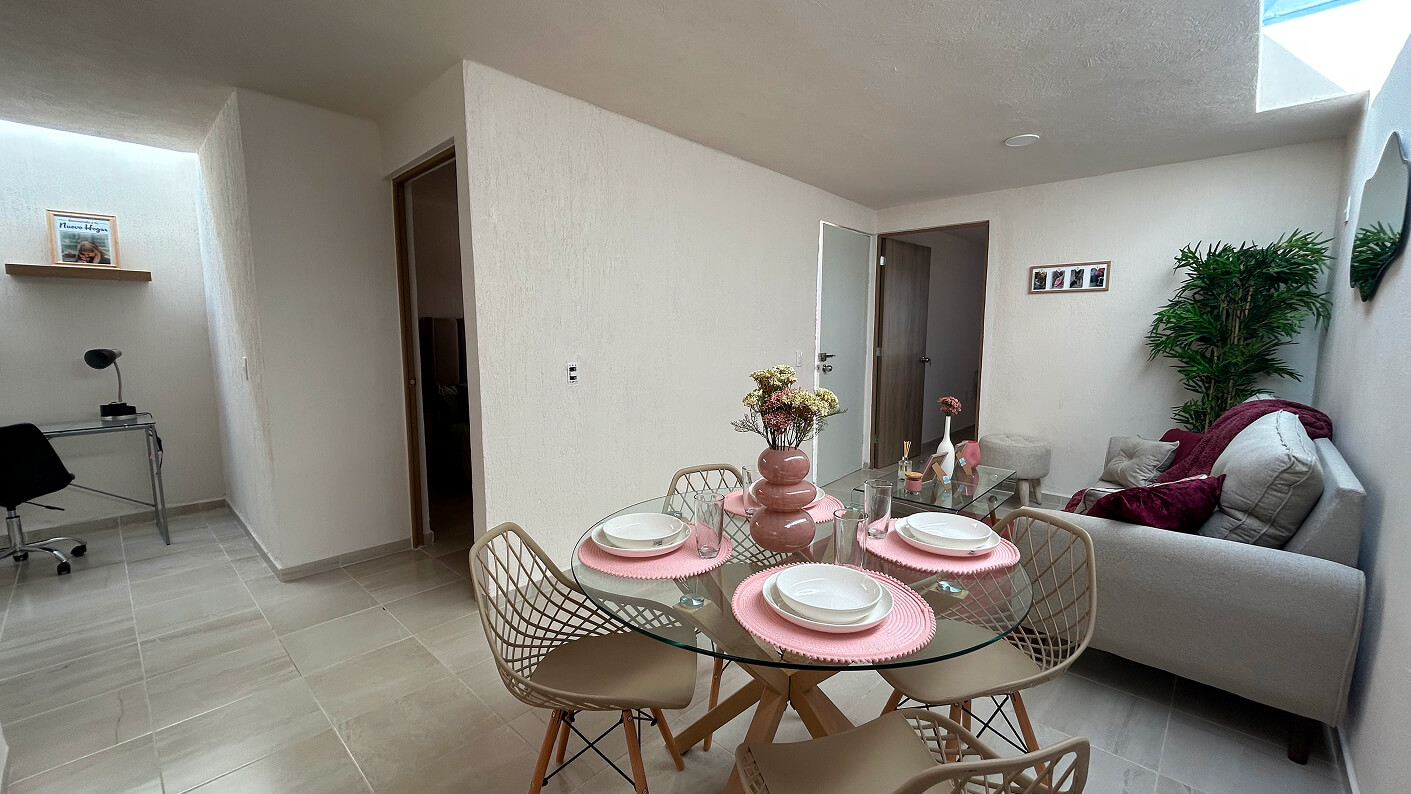 comedor y sala estudio con escritorio y silla a lado de recamara de casa modelo bonart en desarrollo residencial paseos de los viñedos en el estado de Aguascalientes Mexico del desarrollo inmobiliario frindsa