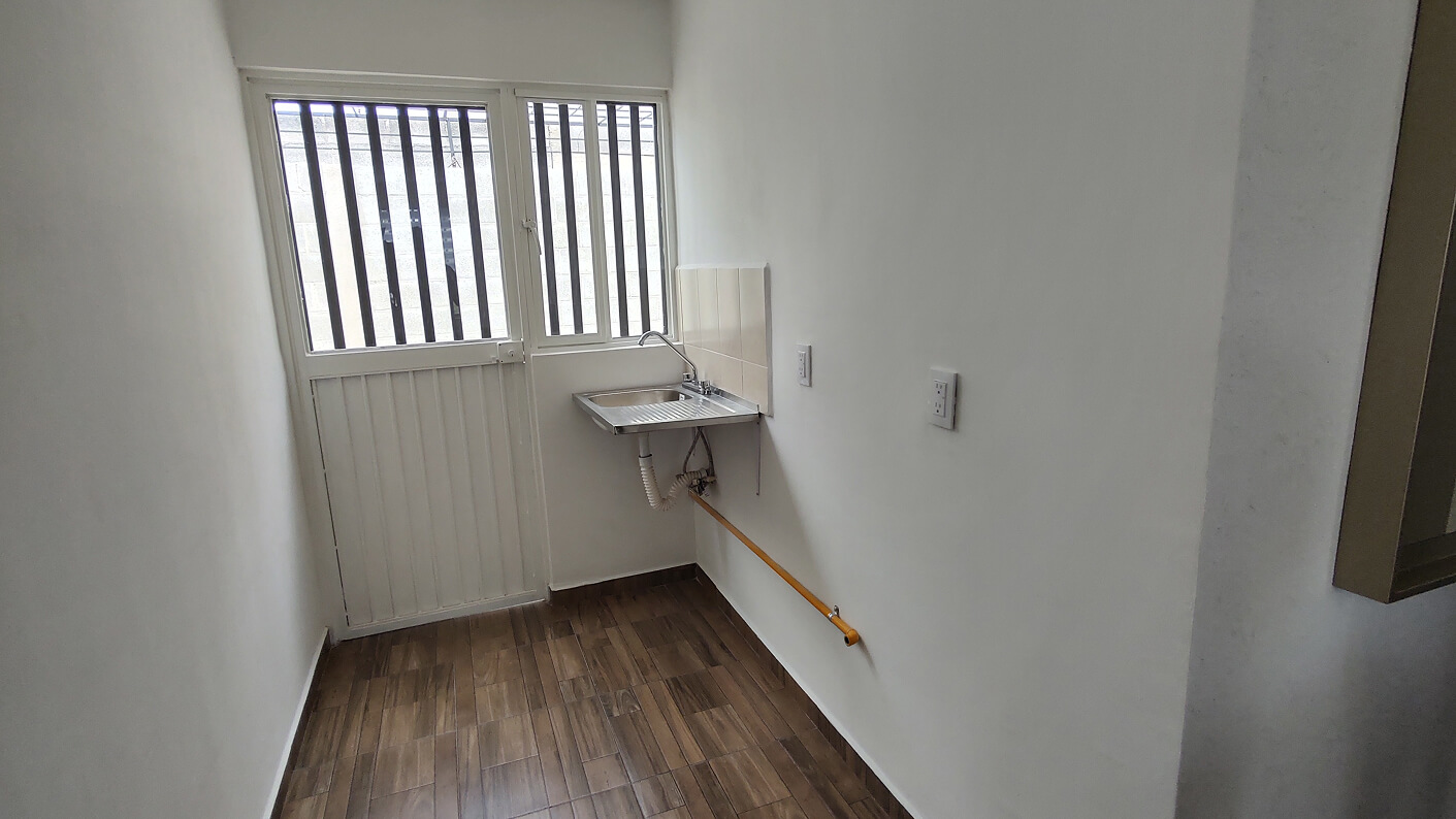 cuarto de lavado con tarja de metal de casa de modelo cipres en desarrollo residencial paseos del bosque en el estado de Aguascalientes Mexico