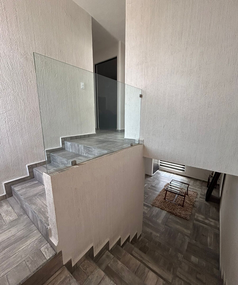 escaleras con vista a planta baja y planta alta de casa de modelo olivo en desarrollo residencial paseos del bosque en el estado de Aguascalientes Mexico