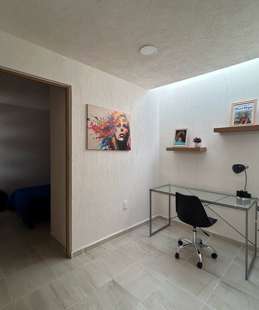 estudio con escritorio y silla a lado de recamara de casa modelo bonart en desarrollo residencial paseos de los viñedos en el estado de Aguascalientes Mexico del desarrollo inmobiliario frindsa