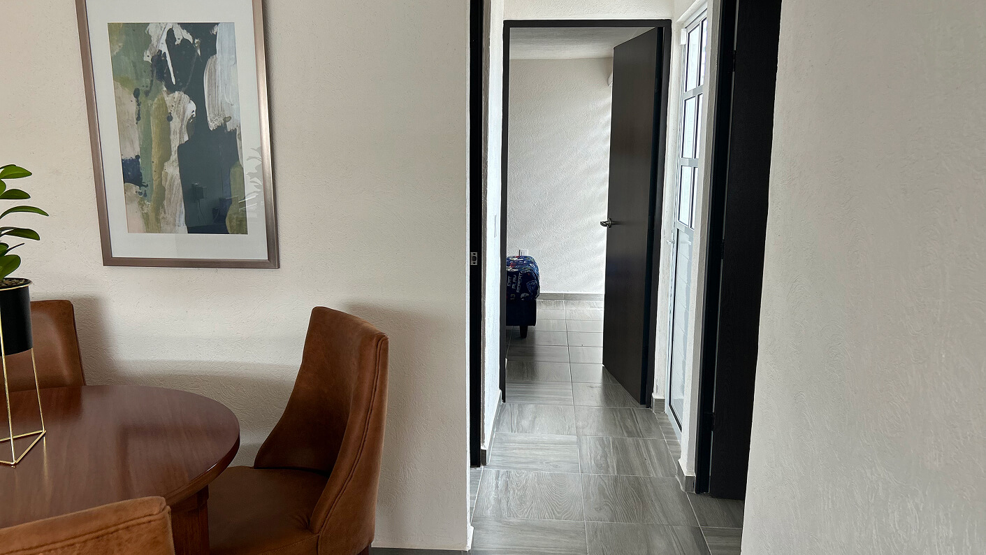 vista de pasillo con comedor y puertas de habitaciones de casa modelo sauce en desarrollo paseos del bosque en el estado de Aguascalientes Mexico del desarrollador inmobiliario frindsa