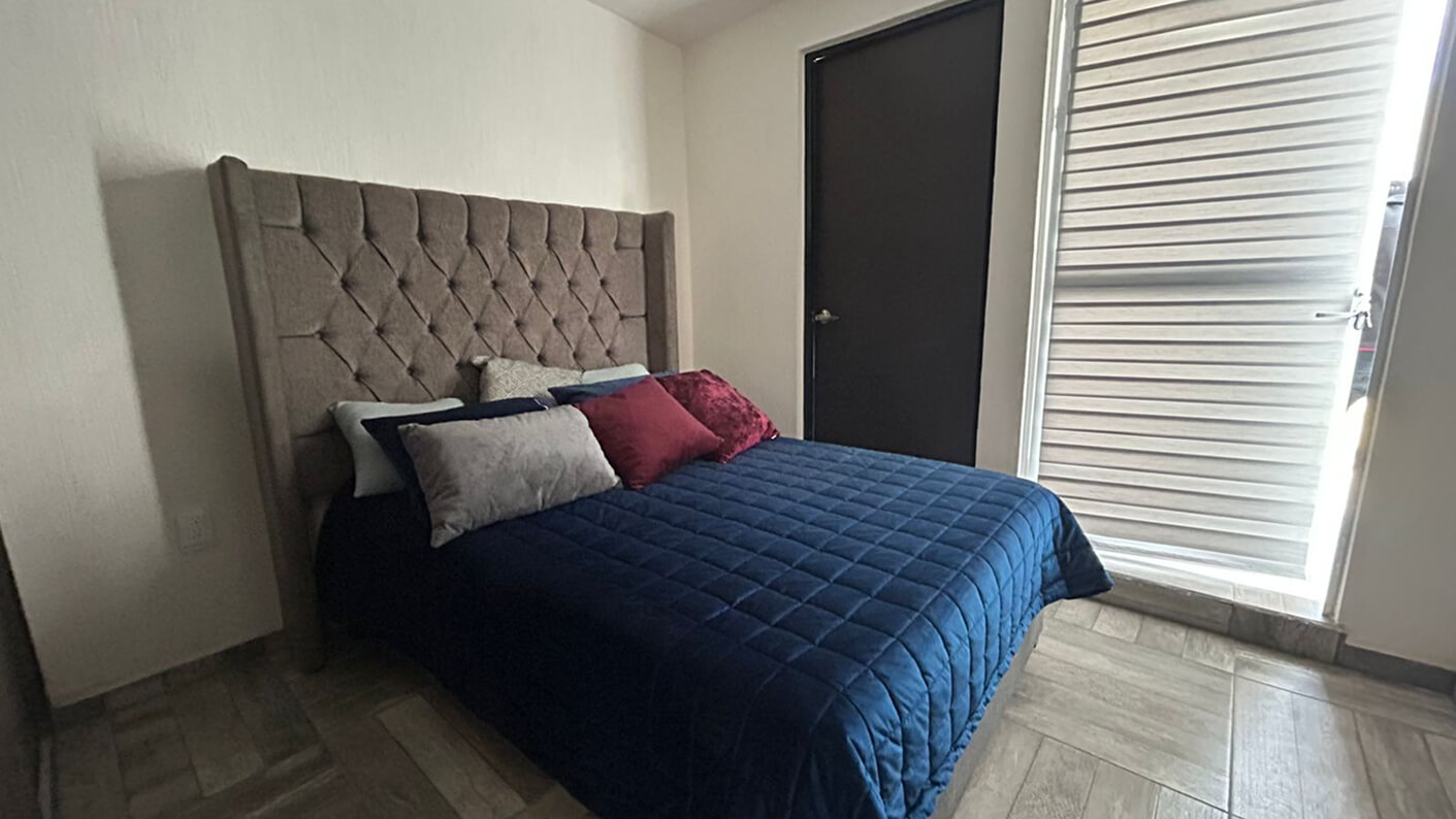 recamara con cama matrimonial y dos puertas de casa de modelo olivo en desarrollo residencial paseos del bosque en el estado de Aguascalientes Mexico