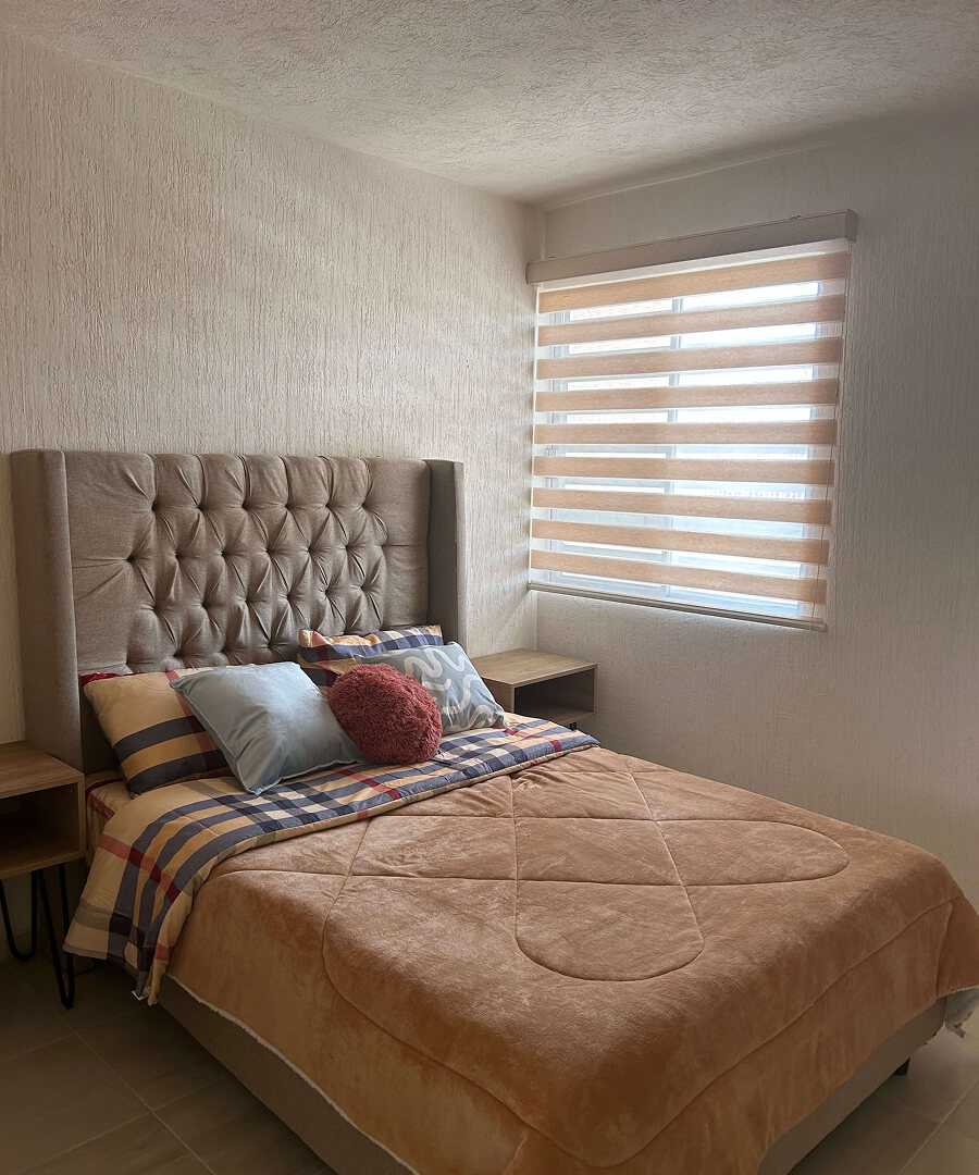 vista vertical de recamara con cama matrimonial dos buros y una ventana de casa modelo napa en desarrollo residencial paseos de los viñedos en el estado de Aguascalientes Mexico del desarrollo inmobiliario frindsa