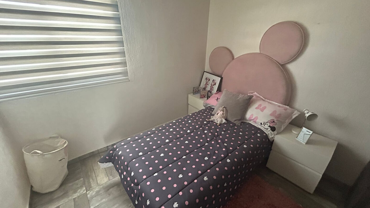 recamara con cama individual ventana y dos buros de casa de modelo olivo en desarrollo residencial paseos del bosque en el estado de Aguascalientes Mexico