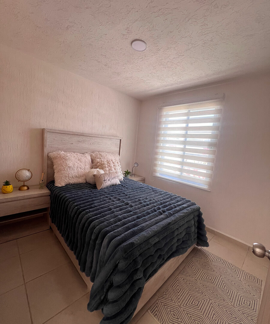 vista vertical de habitacion con cama matrimonial con dos buros de casa modelo claret en desarrollo residencial paseos de los viñedos en el estado de Aguascalientes Mexico del desarrollo inmobiliario frindsa