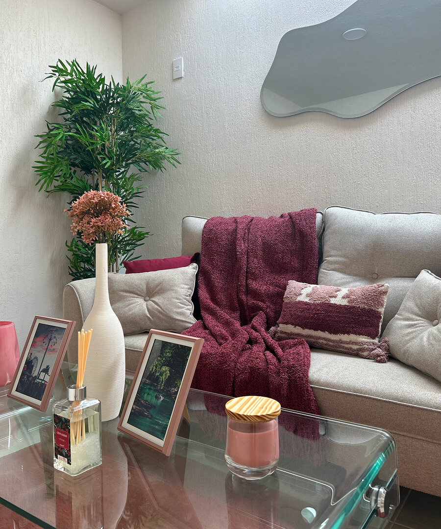 vista vertical de sala con mesa de centro comedor y sala estudio con escritorio y silla a lado de recamara de casa modelo bonart en desarrollo residencial paseos de los viñedos en el estado de Aguascalientes Mexico del desarrollo inmobiliario frindsa