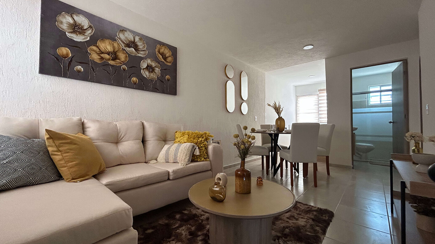 vista de sala de estar con mesa de centro comedor y puerta de baño de fondo de casa modelo napa en desarrollo residencial paseos de los viñedos en el estado de Aguascalientes Mexico del desarrollo inmobiliario frindsa