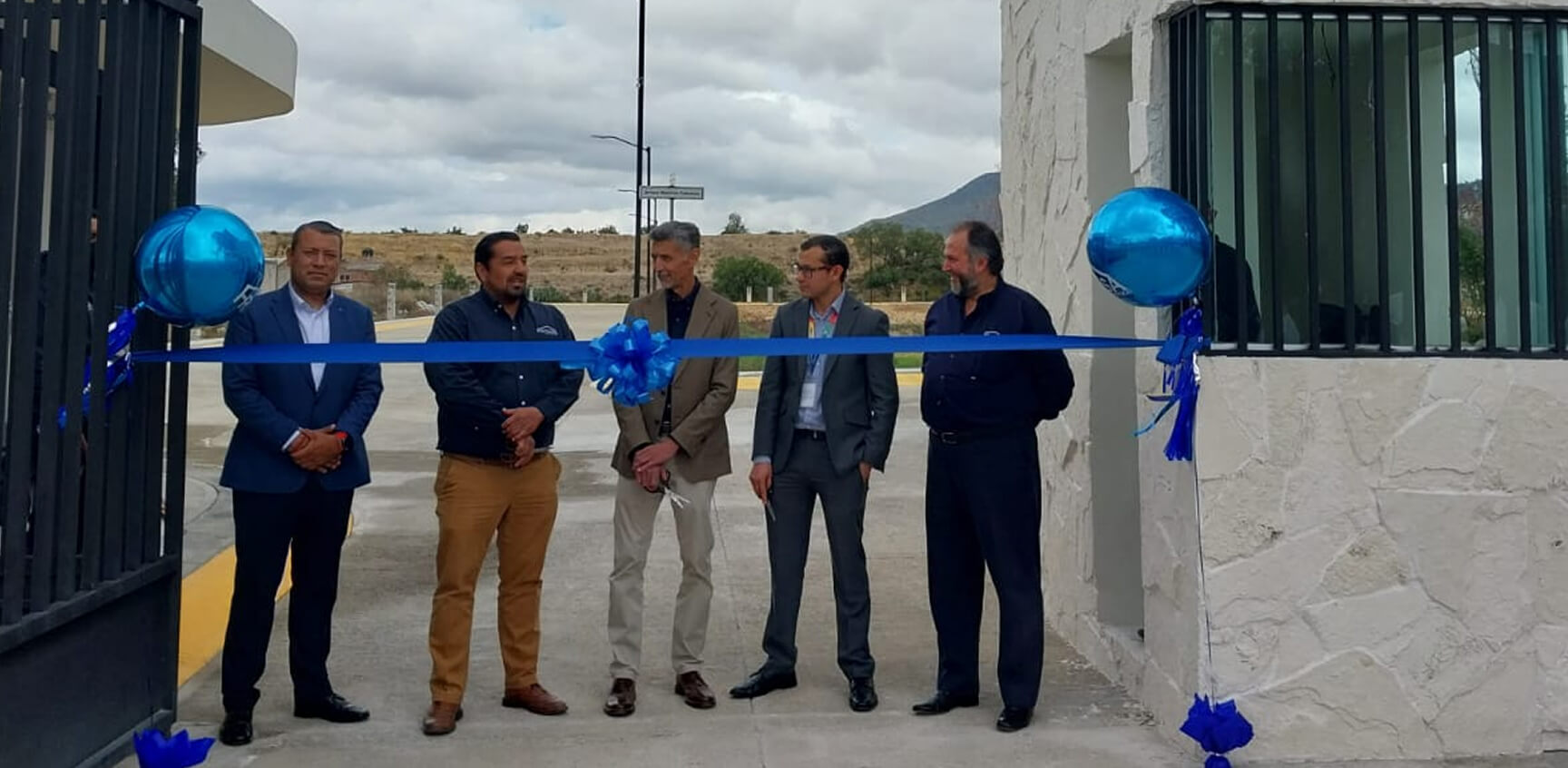 equipo frindsa con cinta azul de inauguración en hidalgo