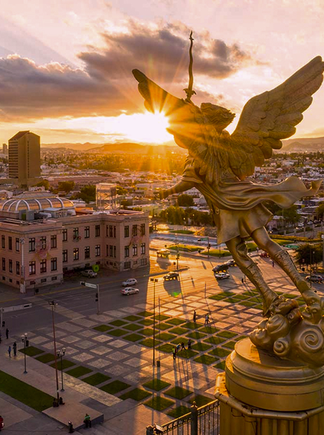 vista vertical a la plaza del angel en amanecer en chihuahua en méxico