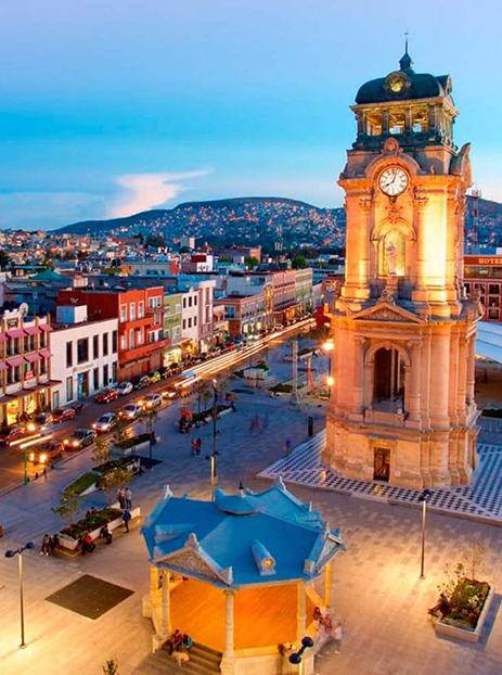 Vista a la plaza con reloj monumental en el atardecer en el centro de Pachuca, Hidalgo. México.