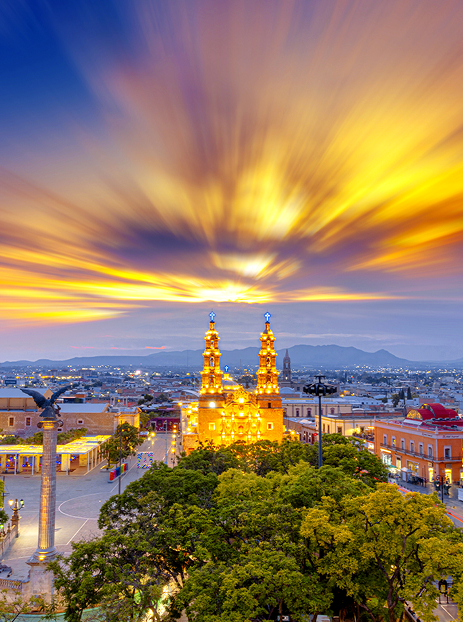 Vista de plaza de armas en atardecer en Aguascalientes, México. imagen vertical