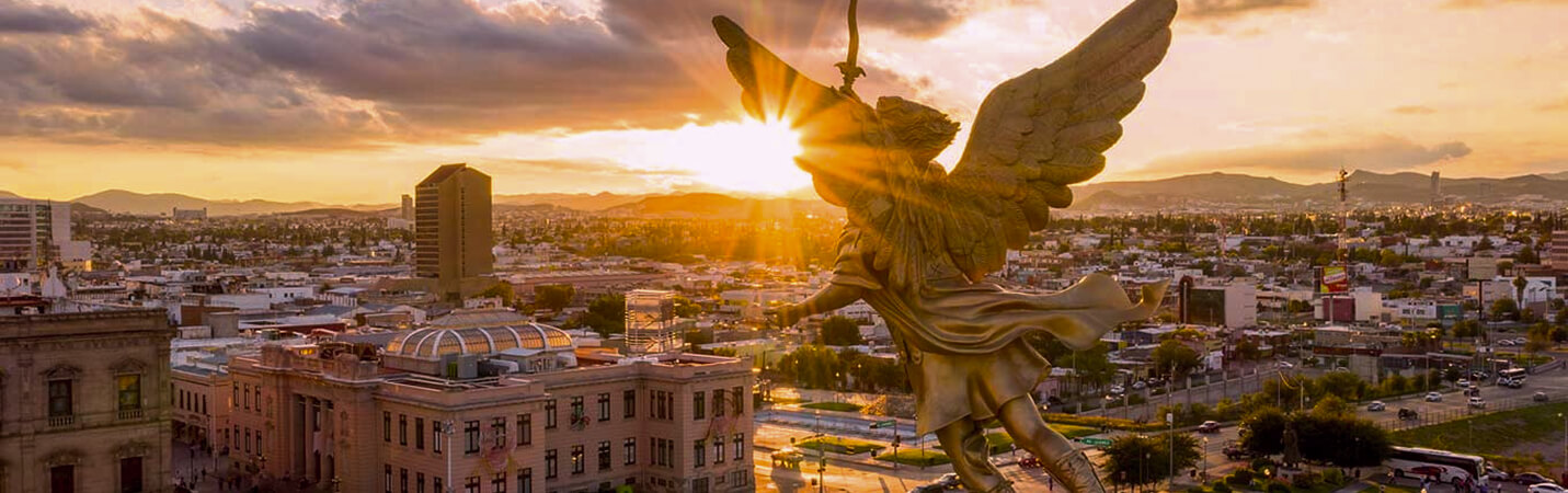 La salida del sol sobre la ciudad de Chihuahua destacando la Plaza del Ángel en Chihuahua, México.