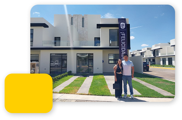 familia frindsa frente a su nueva casa por desarrollo inmobiliario frindsa