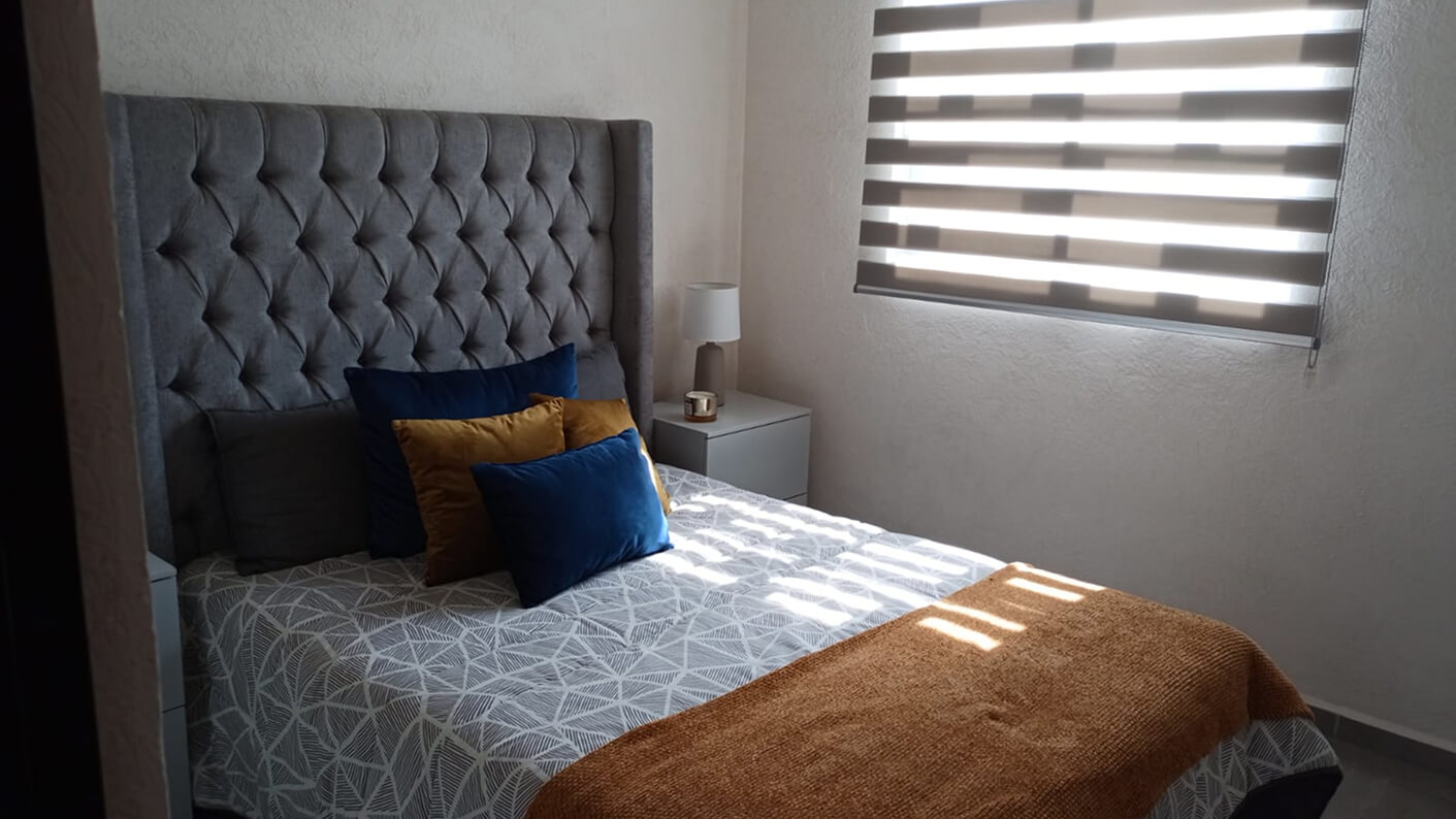 recamara con cama matrimonial y dos buros de casa modelo capri en desarrollo residencial paseos de la providencia en el estado de Aguascalientes Mexico del desarrollador inmobiliario frindsa