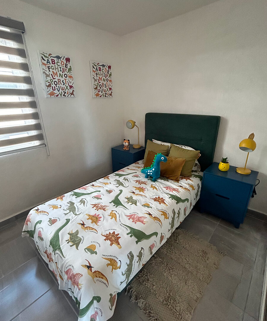 recamara infantil con cama individual dos buros de casa modelo capri en desarrollo residencial paseos de la providencia en el estado de Aguascalientes Mexico del desarrollador inmobiliario frindsa