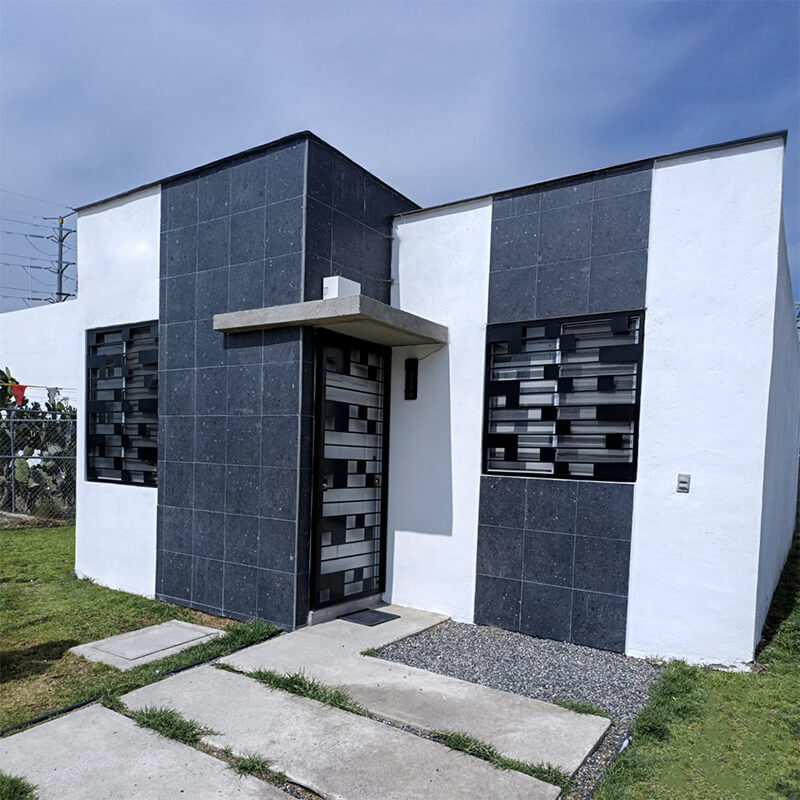 fachada foto de casa vivienda modelo capri del desarrollo inmobiliario paseos de la providencia en el estado de aguascalientes en mexico por desarrollador inmobiliario frindsa