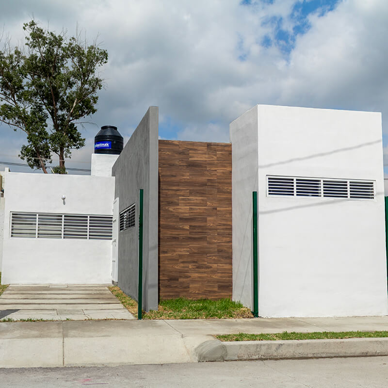 fachada foto de casa vivienda modelo sauce del desarrollo inmobiliario paseos del bosque en el estado de aguascalientes en mexico por desarrollador inmobiliario frindsa