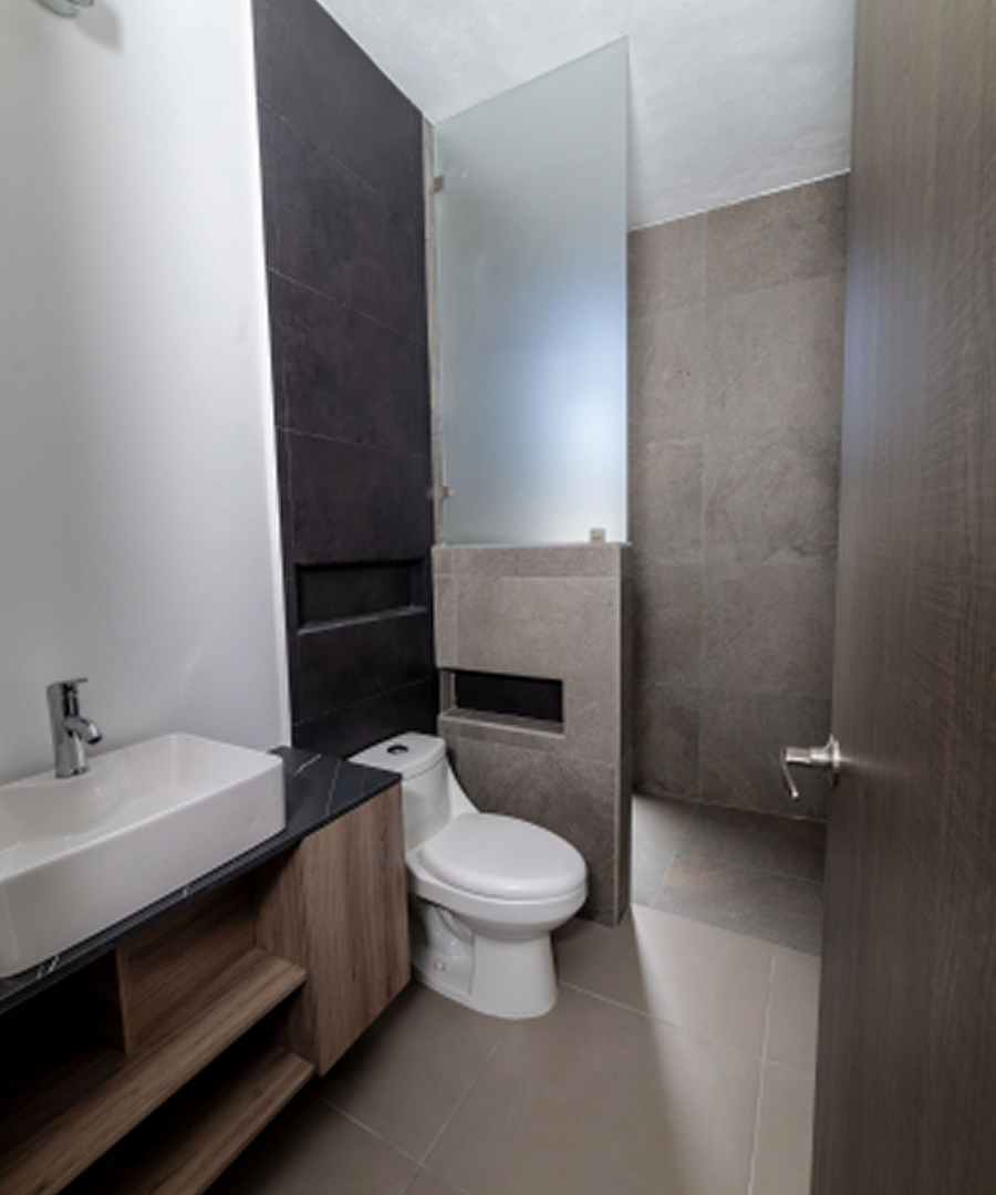 foto baño vertical elegante de modelo reforma 1 I de desarrollo inmobiliario residencial reforma en el estado de hidalgo pachuca mexico por frindsa desarrollador inmobiliario