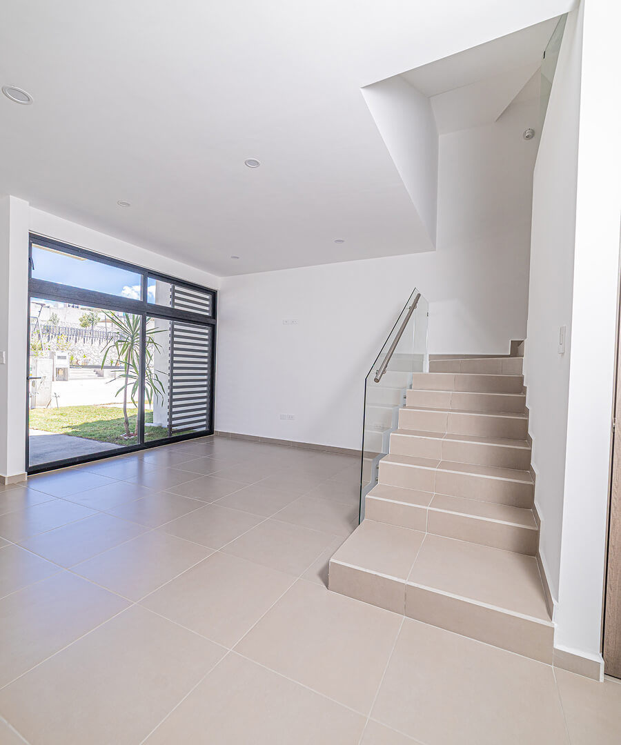 foto sala estar con escaleras de modelo reforma 1 I de desarrollo inmobiliario residencial reforma en el estado de hidalgo pachuca mexico por frindsa desarrollador inmobiliario