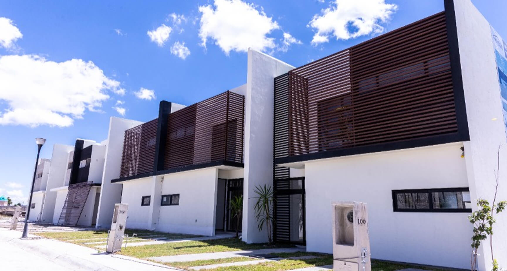 foto vertical de portada de casas fachada de modelo reforma 1 I de desarrollo inmobiliario residencial reforma en el estado de hidalgo pachuca mexico por frindsa desarrollador inmobiliario