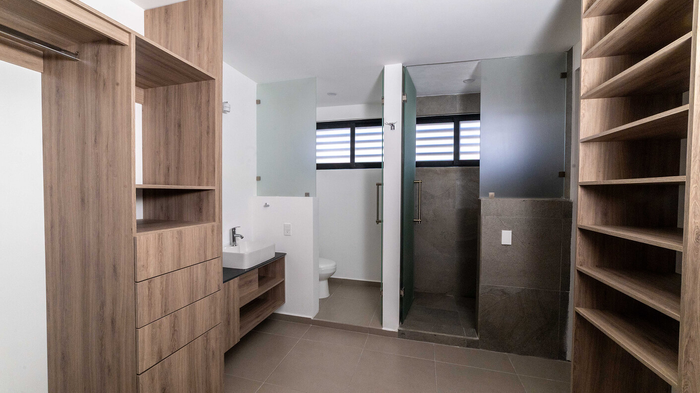 vestidor con vista a baños a puerta abierta de modelo reforma 1 I de desarrollo inmobiliario residencial reforma en el estado de hidalgo pachuca mexico por frindsa desarrollador inmobiliario